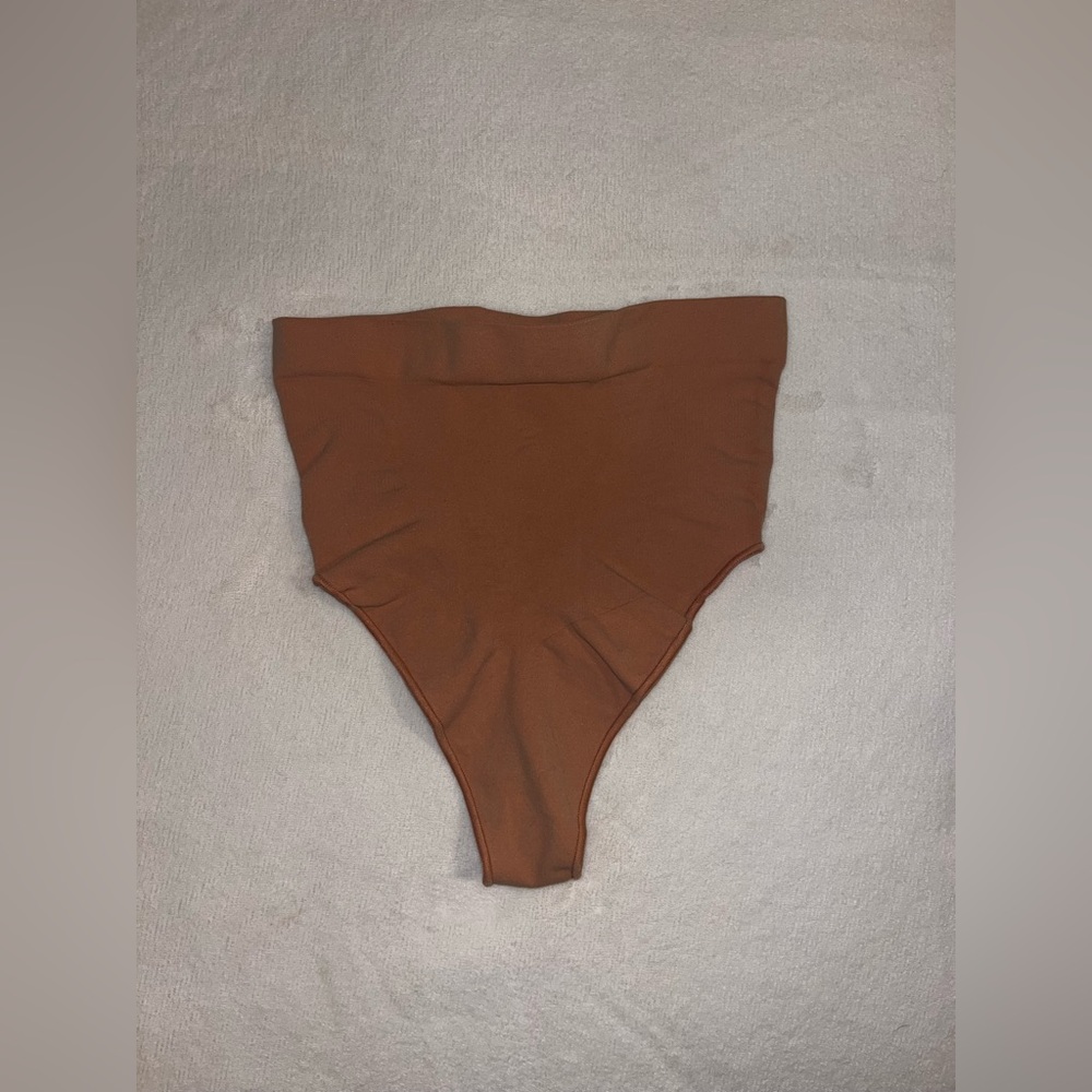 Brand New SKIMS Sculpting Mid Waist Thong